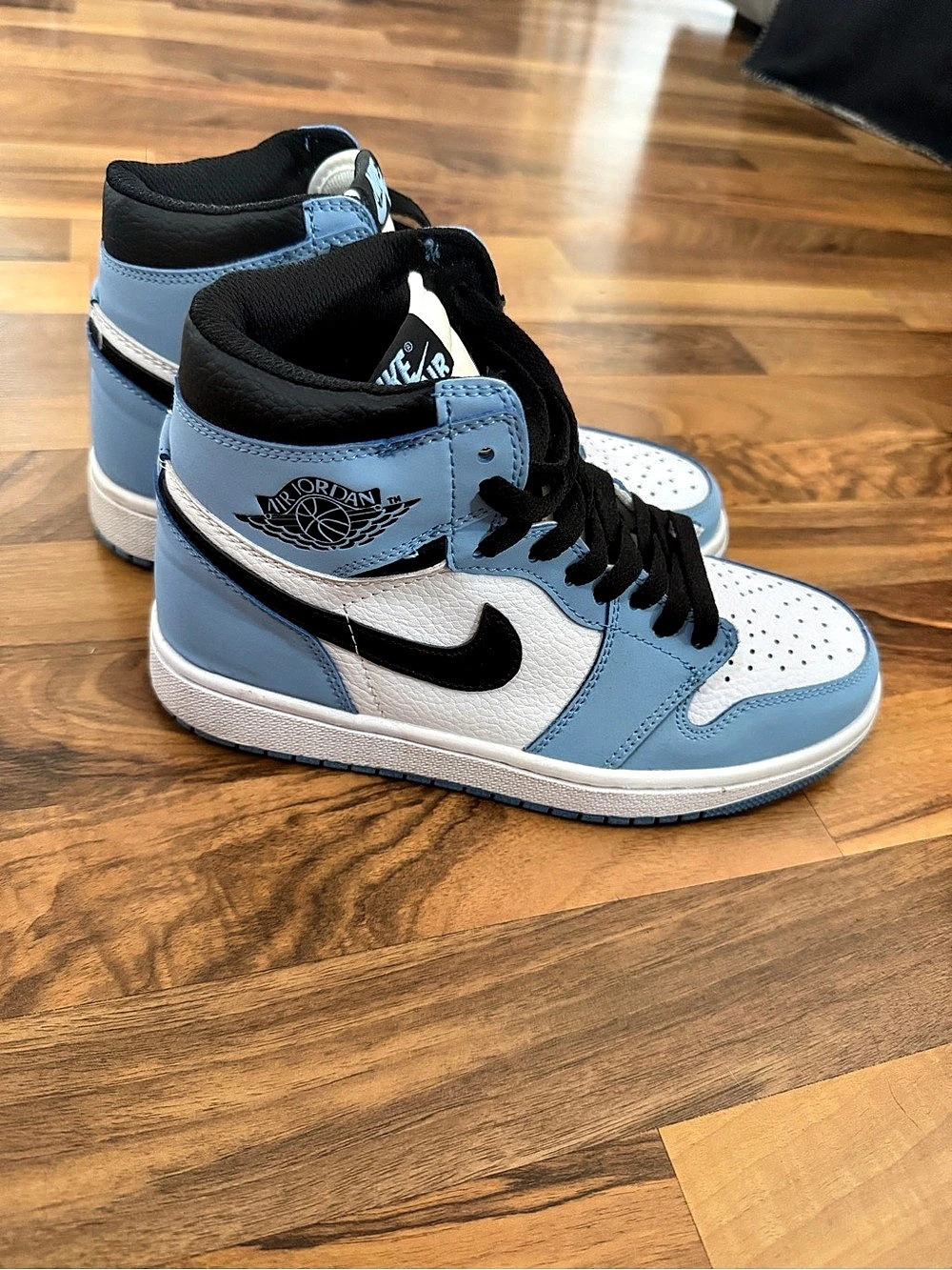 Nike Air Jordan 1 Retro High OG Top Sneakers University Blue Like New